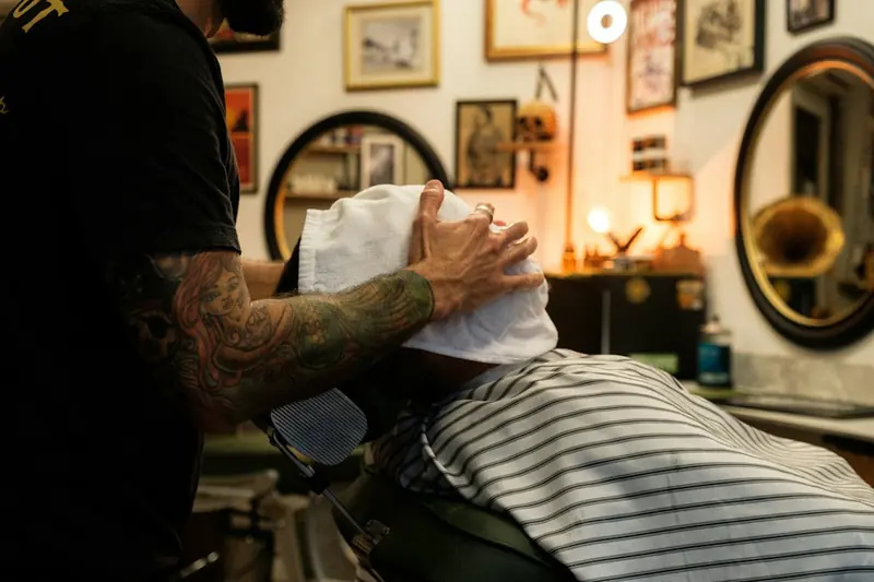 Limpeza de pele masculina na barbearia (foto ilustrativa)