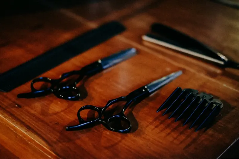 Tesouras e máquinas na bancada da barbearia (foto ilustrativa)